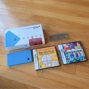 Nintendo DSi + 2 games + 1 game case